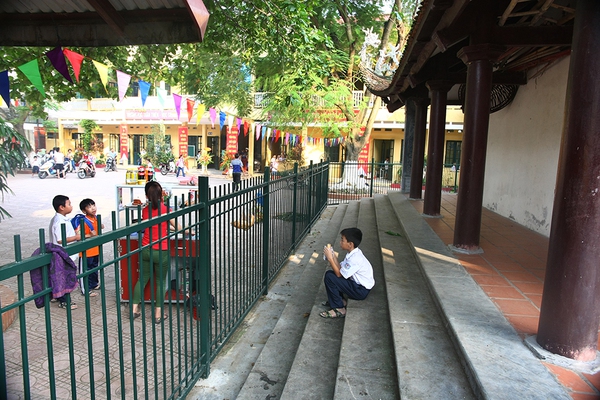 Buổi học đầu tiên của ngôi trường nằm trong Đình làng 10