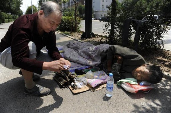 Bác sĩ về hưu chữa trị cho người vô gia cư nằm trên phố nhiều tuần 1