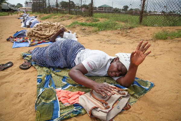 75% nạn nhân bị lây nhiễm và tử vong vì Ebola là phụ nữ 1