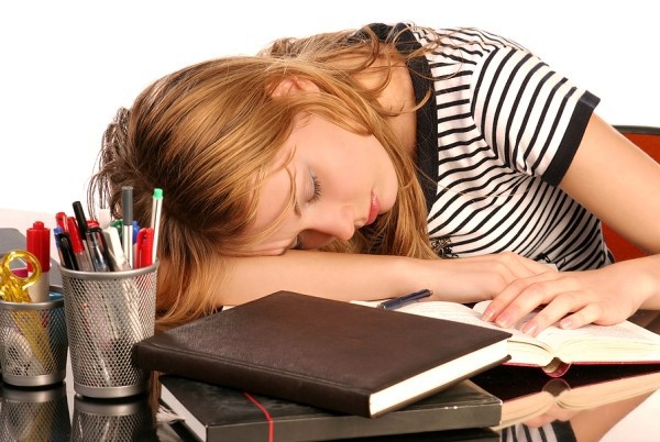 5 bệnh dễ mắc nếu thường xuyên ngủ gục đầu trên bàn 1