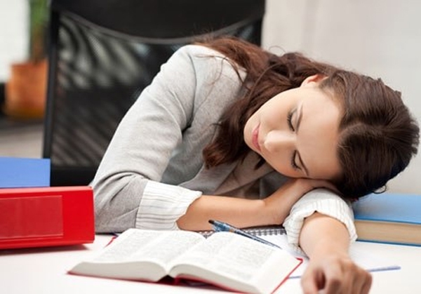 5 bệnh dễ mắc nếu thường xuyên ngủ gục đầu trên bàn 2