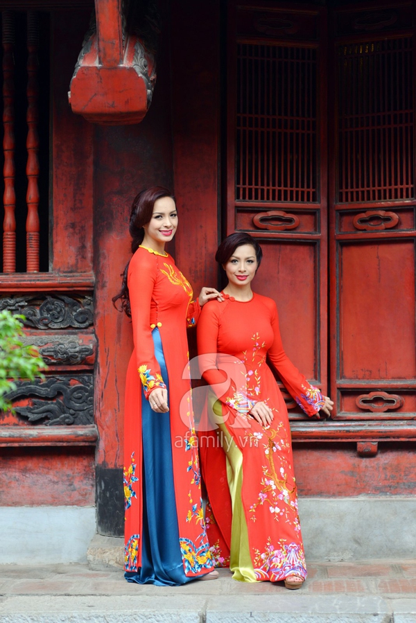 Thúy Hằng-Thúy Hạnh duyên dáng với áo dài đi lễ chùa đầu năm mới 19