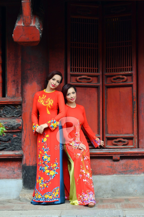 Thúy Hằng-Thúy Hạnh duyên dáng với áo dài đi lễ chùa đầu năm mới 20