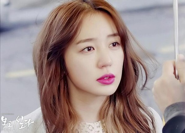 Học phong cách trang điểm môi hồng, lông mày nâu của Yoon Eun Hye 1