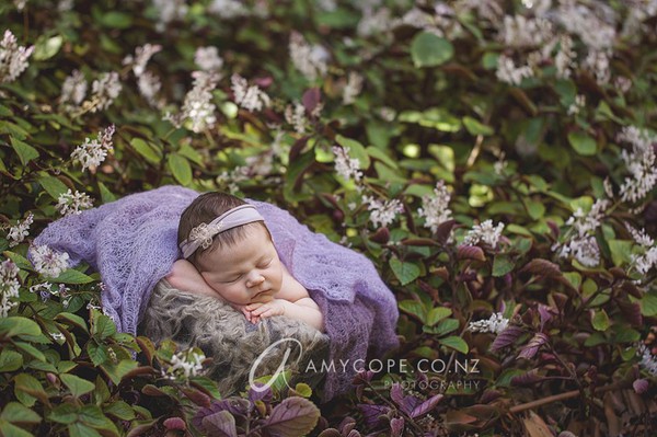 Sự trong trẻo và thanh bình của thiên nhiên luôn là điều tuyệt vời, đặc biệt khi kết hợp với giấc ngủ của một em bé đáng yêu. Nếu bạn muốn tìm kiếm những hình ảnh này, hãy đến và xem hình ảnh em bé ngủ trong thiên nhiên này - nó sẽ mang lại cảm giác yên bình và tĩnh lặng cho bạn.