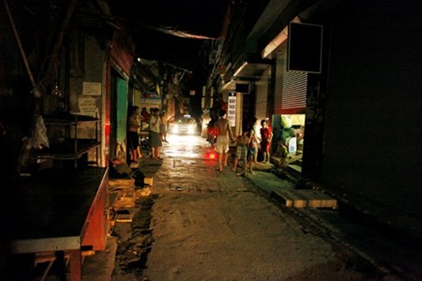 Dân đổ ra đường vì mất điện