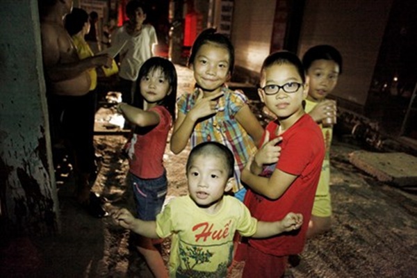 D&acirc;n đổ ra đường v&igrave; mất điện