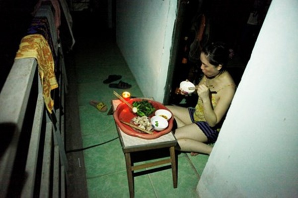 D&acirc;n đổ ra đường v&igrave; mất điện