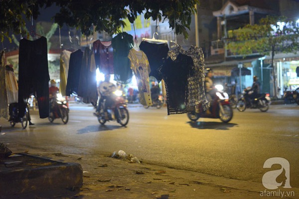Sài Gòn: Chợ quần áo lơ lửng trên cây, khách hàng mỏi cổ ngước lên trời 2