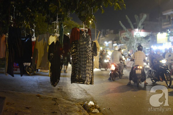 Sài Gòn: Chợ quần áo lơ lửng trên cây, khách hàng mỏi cổ ngước lên trời 5