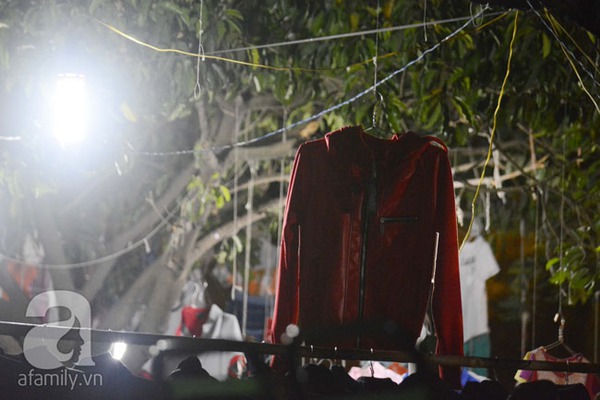 Sài Gòn: Chợ quần áo lơ lửng trên cây, khách hàng mỏi cổ ngước lên trời 6