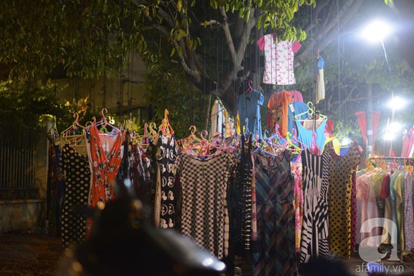 Sài Gòn: Chợ quần áo lơ lửng trên cây, khách hàng mỏi cổ ngước lên trời 7