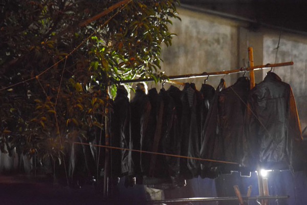 Sài Gòn: Chợ quần áo lơ lửng trên cây, khách hàng mỏi cổ ngước lên trời 8