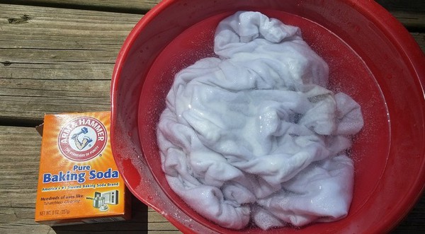 ngâm quần áo trong baking soda