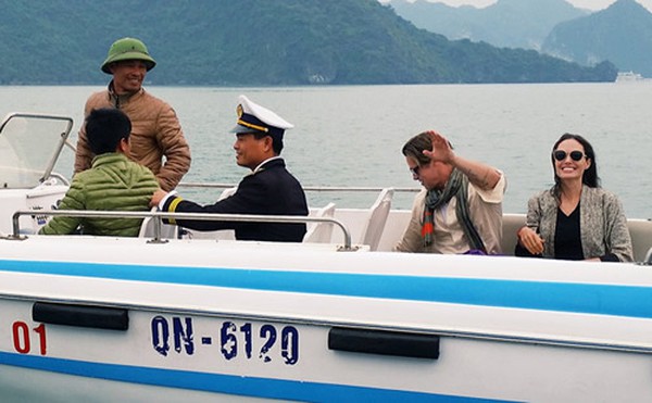 Rò rỉ ảnh gia đình Brad Pitt lên phi cơ riêng về nước sau chuyến nghỉ dài