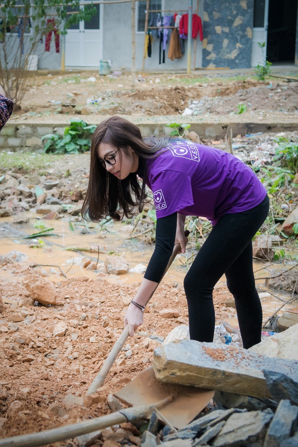 Á hậu Tú Anh lên bản gói bánh chưng Tết cho các em nhỏ miền núi 