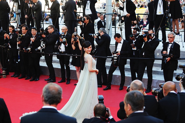 Lý Nhã Kỳ như công chúa dạo bước phiêu bồng trên thảm đỏ Cannes