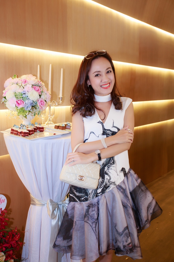 Ngẩn ngơ trước nhan sắc ngày càng quyến rũ của Á hậu Tú Anh Ngẩn ngơ trước nhan sắc ngày càng quyến rũ của Á hậu Tú Anh