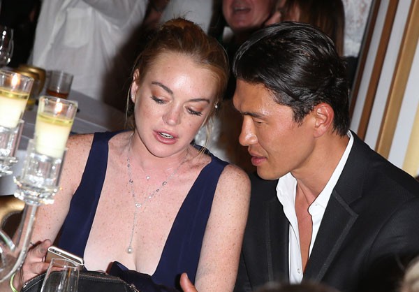 Lindsay Lohan vô tình bị lộ ngực vì diện váy xẻ quá đà 