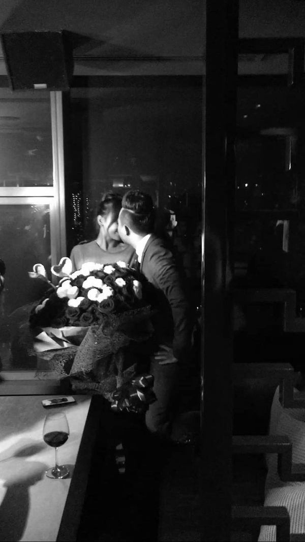 Bó hoa Trấn Thành tặng 2 lần cho Hari Won bị bỏ lại tại địa điểm họp báo