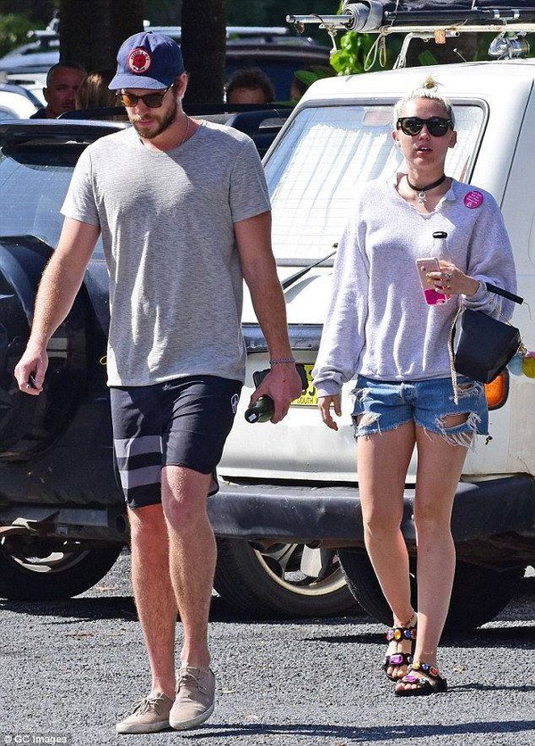 Miley Cyrus bất ngờ hủy chuyến đi trăng mật với hôn phu Liam Hemsworth 