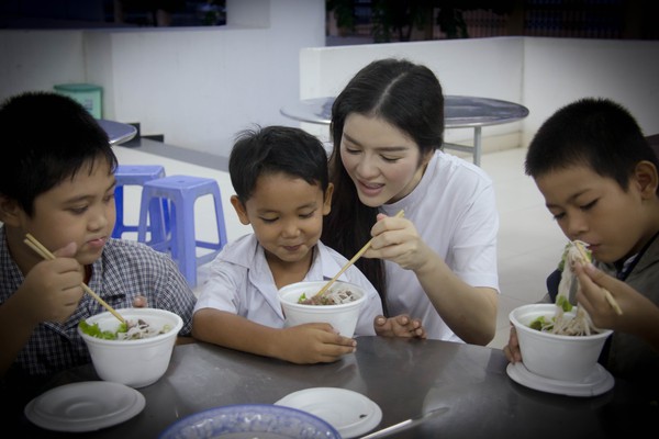 Lý Nhã Kỳ cũng có lúc áo phông, mặt mộc đáng yêu như thế này 