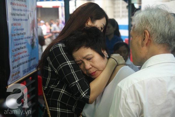 Cha Minh Thuận khóc nấc trong sáng sớm làm lễ tiễn biệt con trai