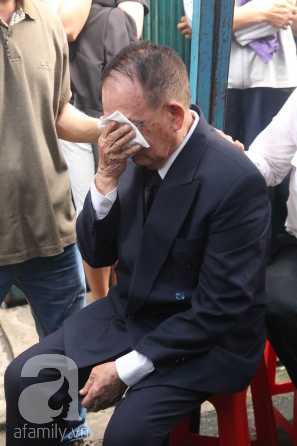 Cha Minh Thuận khóc nấc trong sáng sớm làm lễ tiễn biệt con trai