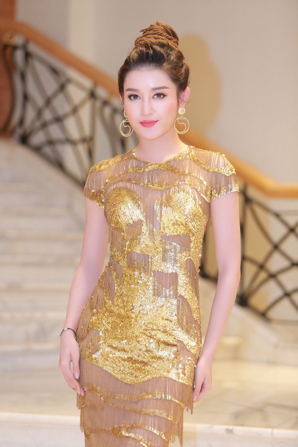 Á hậu Huyền My diện váy dát vàng ngày càng đẹp sắc sảo