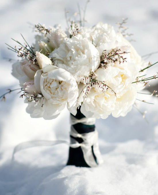 Hoa cưới trắng kiêu sa cho cô dâu mùa lạnh 5
