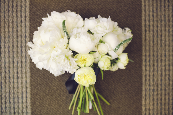 Hoa cưới trắng kiêu sa cho cô dâu mùa lạnh 1