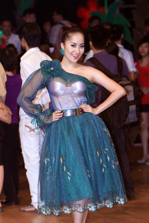 Sao Việt mất điểm v&igrave; v&ugrave;ng da dưới c&aacute;nh tay 