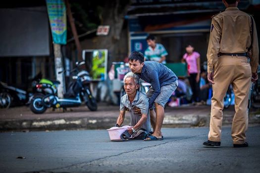 Cảm động chàng thanh niên bế ông cụ qua đường 1