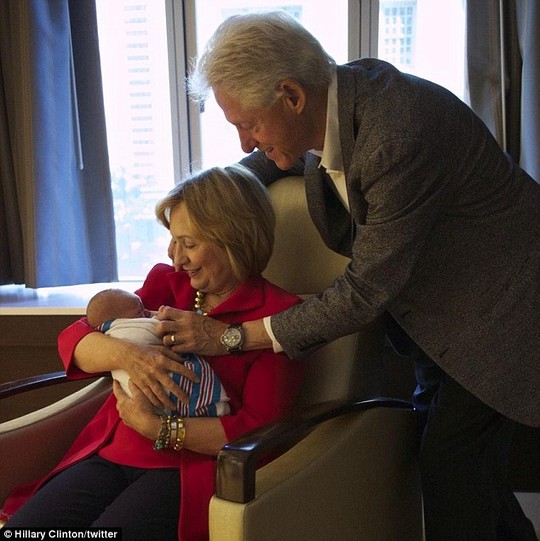 Nhà Clinton hạnh phúc khoe ảnh thành viên mới 2
