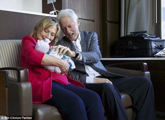 Nhà Clinton hạnh phúc khoe ảnh thành viên mới 3