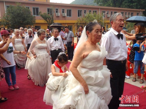 Loạt ảnh hạnh phúc trong lễ cưới vàng của gần 30 cặp vợ chồng cao tuổi 1
