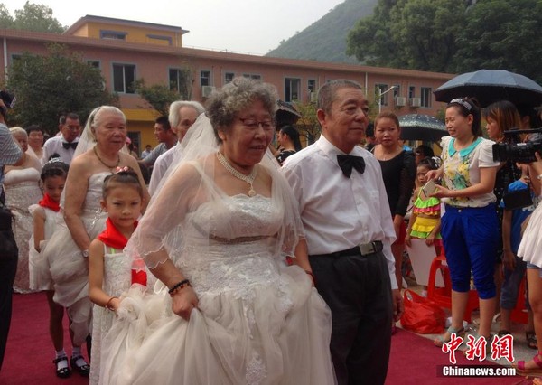 Loạt ảnh hạnh phúc trong lễ cưới vàng của gần 30 cặp vợ chồng cao tuổi 2