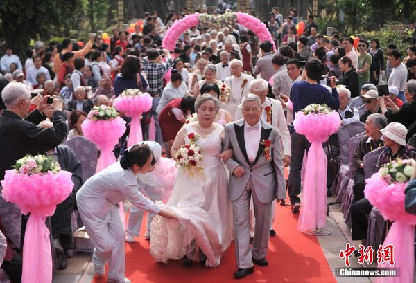 Loạt ảnh hạnh phúc trong lễ cưới vàng của gần 30 cặp vợ chồng cao tuổi 3