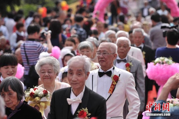 Loạt ảnh hạnh phúc trong lễ cưới vàng của gần 30 cặp vợ chồng cao tuổi 4