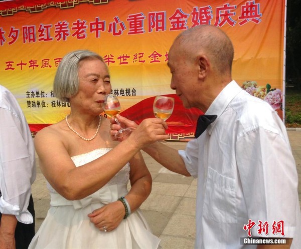 Loạt ảnh hạnh phúc trong lễ cưới vàng của gần 30 cặp vợ chồng cao tuổi 6