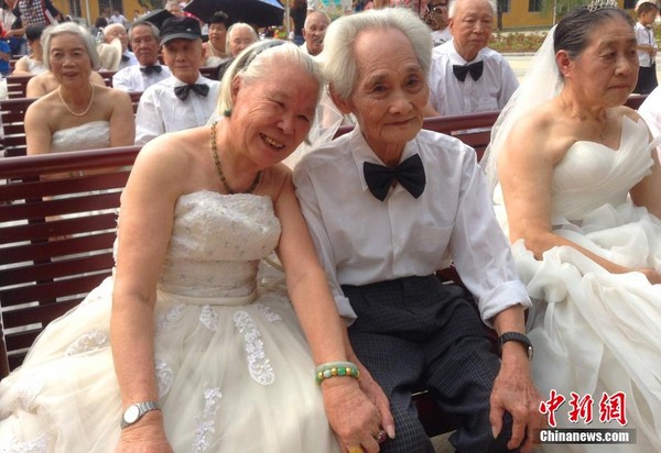 Loạt ảnh hạnh phúc trong lễ cưới vàng của gần 30 cặp vợ chồng cao tuổi 8