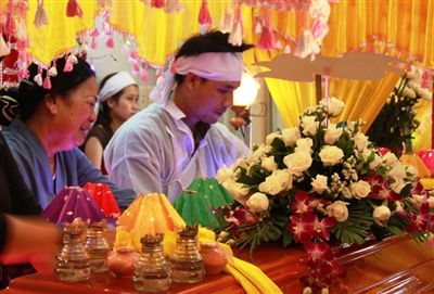 Chồng tương lai của nữ sinh bị thi&ecirc;u sống trải l&ograve;ng 3