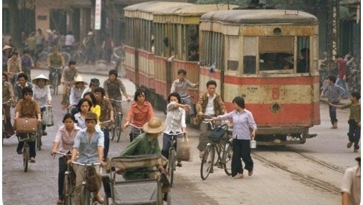 Ngắm phụ nữ Việt khoe d&aacute;ng tr&ecirc;n những chiếc xe vang b&oacute;ng một thời 3