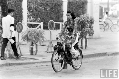 Ngắm phụ nữ Việt khoe d&aacute;ng tr&ecirc;n những chiếc xe vang b&oacute;ng một thời 9