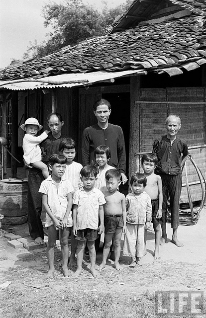Gia đình Việt là nơi bình an và ấm áp nhất. Hãy xem qua các hình ảnh về gia đình Việt để cảm nhận được sự gắn bó, tình cảm thân thiết giữa các thành viên trong gia đình!