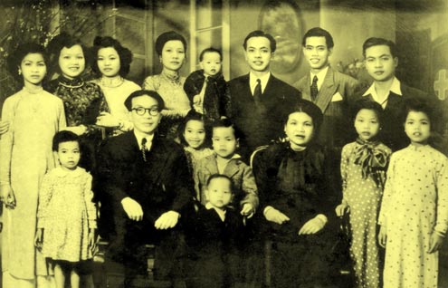 Gia đình Việt: Hình ảnh gia đình hạnh phúc, đoàn viên sẽ đem đến cho bạn cảm giác ấm áp và yên bình. Chụp lại những khoảnh khắc đáng nhớ cùng gia đình để cất giữ kỷ niệm thời thơ ấu của mình.