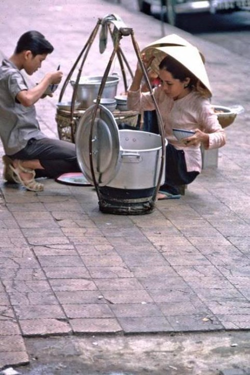Những hình ảnh hiếm về ẩm thực vỉa hè Sài Gòn thế kỷ 20 5