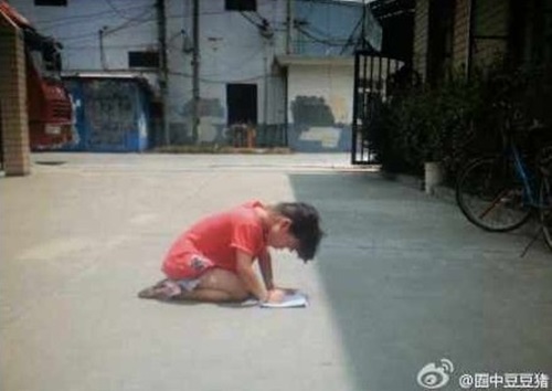 Cha đẻ bắt con gái quỳ 3 tiếng dưới trời nắng 50 độ C để học bài 1