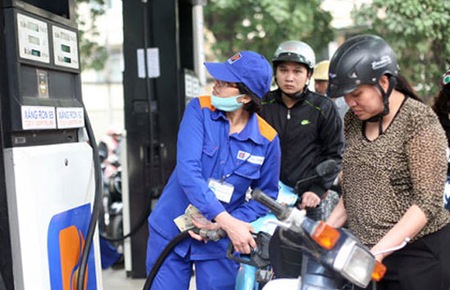 Xăng giảm gi&aacute; gần 700 đồng/l&iacute;t 1