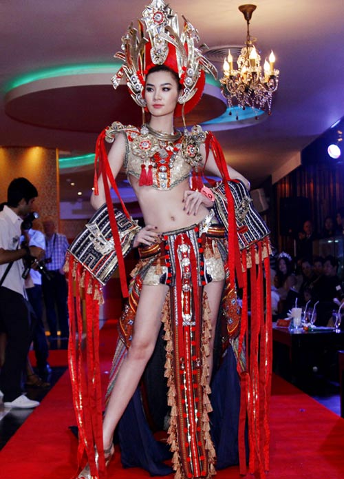 Bắt lỗi trang phục người đẹp Việt tại các cuộc thi quốc tế 13